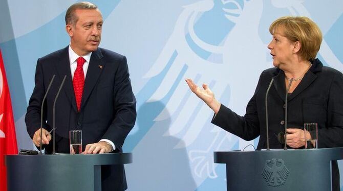 Bundeskanzlerin Angela Merkel und der türkische Ministerpräsident Recep Tayyip Erdogan erläutern im Bundeskanzleramt die Erge