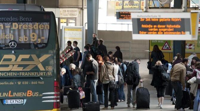 Vom Omnibusbahnhof in Berlin fahren bereits viele Fernbusse. Auch auf anderen Strecken sollen Reisende bald eine Alternative