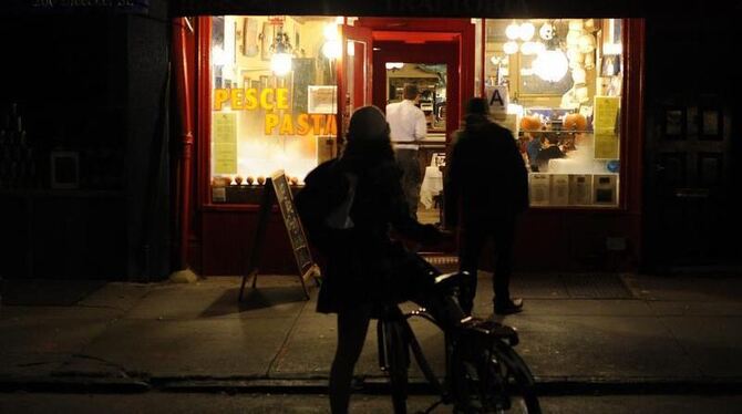 Ein Paar im West Village betrachtet eines der wenigen Restaurants, die wieder Strom haben. Foto: Andrew Gombert 