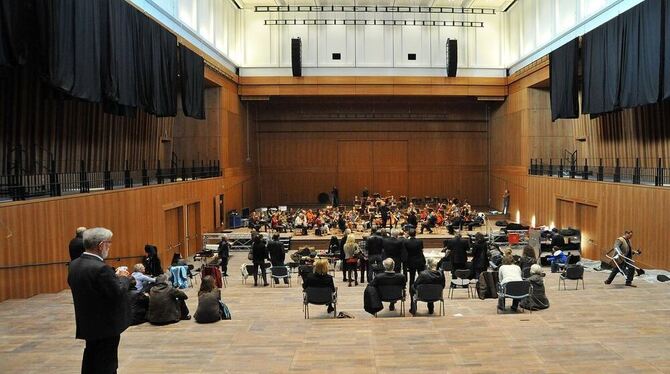 Schwarze Vorhänge hingen bei der ersten Orchesterprobe an Seitenwänden und Rückwand. Fachleute und Bauherr(innen) sind sich eini