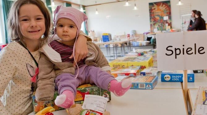 Alessia und Jessica Hailer haben beim Basar ihr Lieblingsspielzeug gefunden.  FOTO: MSC