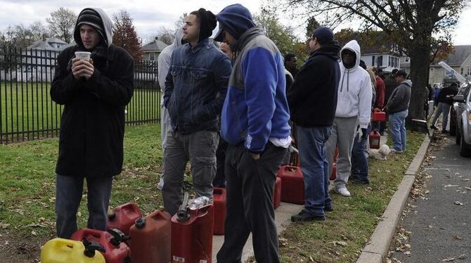 Schlangestehen: In Staten Island warten die Menschen geduldig auf die Benzinzuteilung durch die Nationalgarde. Foto: Andrew G