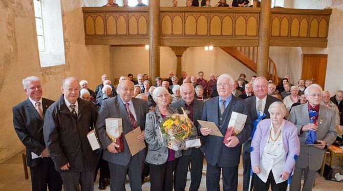 Die geehrten Mitglieder des Liederkranzes Sondelfingen mit dem Vereinsvorsitzenden Karl Ulrich Ruggaber (ganz links).  FOTO: SCH