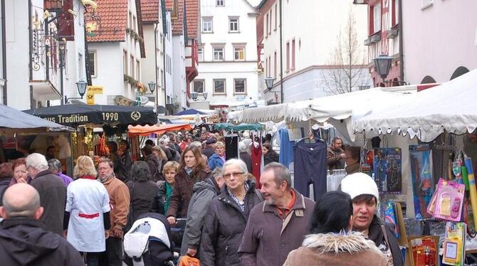 Dichtes Gedränge herrschte wieder in Trochtelfingens Straßen beim Martinimarkt. FOTO: HÄUSSLER