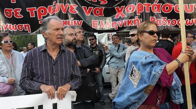 Beschäftigte der Medienbranche demonstrieren in Athen gegen die Sparmaßnahmen. Foto: Orestis Panagiotou/ Archiv