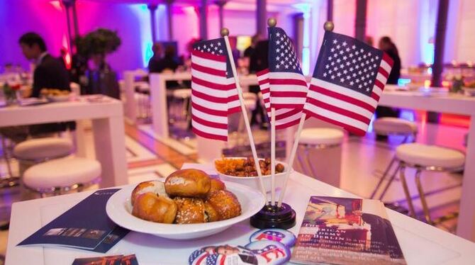 Auf der Wahlparty der Deutschen Telekom liegen Buttons der Kandidaten auf den Tischen. Foto: Jörg Carstensen