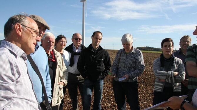 Station zwei der AKE-Exkursion: die Stettener Höhe mit Windkraftanlagen »aus der Steinzeit«.FOTO: LEISTER