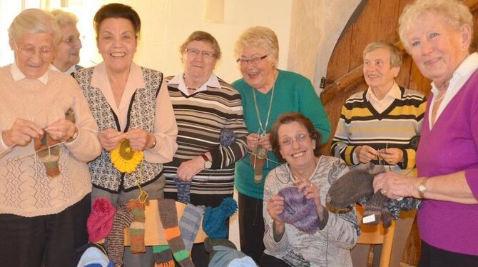 Blick in die Handarbeitsstube. Sybille Küßner (rechts) strickt nur im übertragenen Sinn: an den Verbindungen zwischen Hilfsbedür