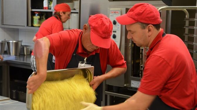 Bernd Weiler (links) und Ralf Henschel haben beim Kochen in der FSG Mensa den richtigen Schwung drauf.