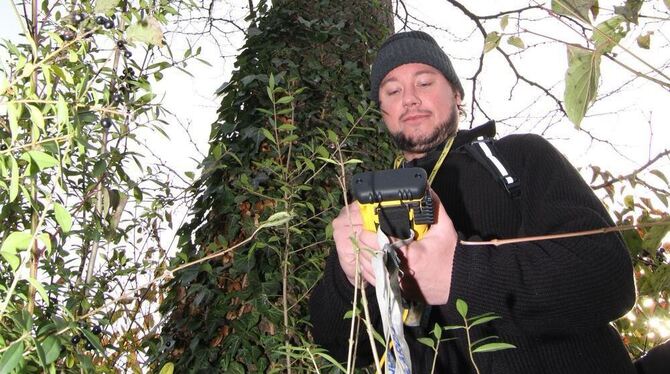 Raffael Kratzer nimmt die Daten der Gleditschie auf. Der Lederhülsenbaum am Sportplatz ist 20 Meter hoch, hat in einem Meter Höh