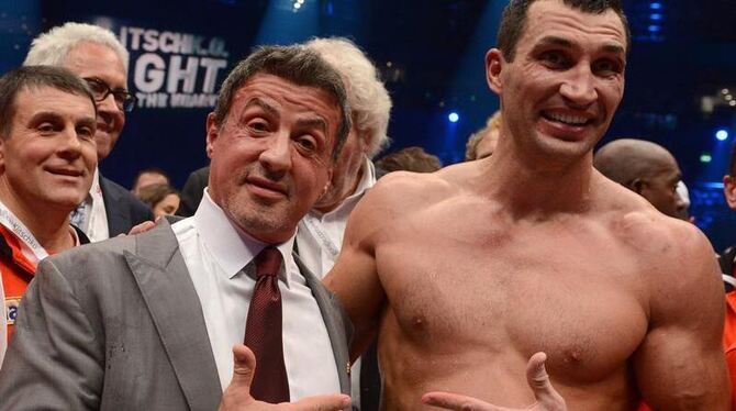 »Rocky«-Darstellter Sylvester Stallone (l) posiert nach dem Kampf mit Sieger Wladimir Klitschko. Foto: Marcus Brandt