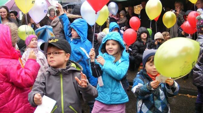 Was ist schon ein nasskalter Morgen, wenn es so schöne Luftballons und dazu noch ein nigelnagelneues Trampolin gibt? Große Freud