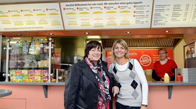 Marlies Höroldt und ihre Tochter Stephanie im Udo-Snack in der unteren Kaiserstraße. Im Hintergrund ist Julica Ferencevic zu seh