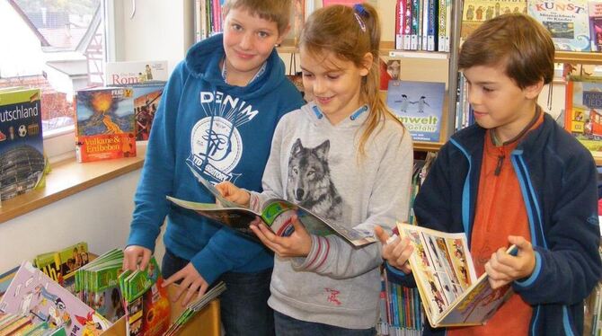 Paul (links), Klara und Leon sind auf der Suche nach noch unbekannten Comics. FOTO: BÖRNER