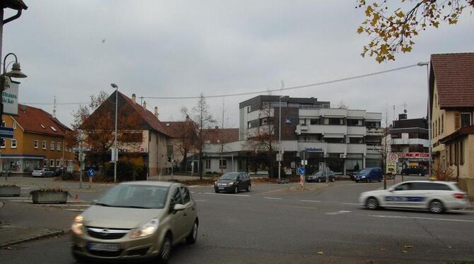 Die Lage heute: Die Salonkreuzung ist mit Pflanztrögen provisorisch verengt, das Vesperstüble (rechts) ein Sichthindernis für di