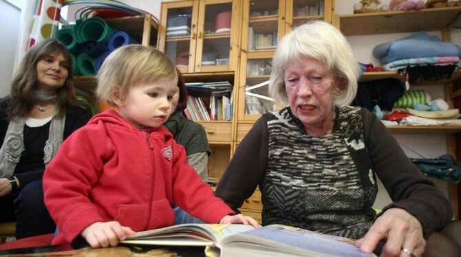 Die Nenn-Omi kann genauso gut vorlesen wie Mami: Szene aus einem Mehrgenerationenhaus. FOTO: DPA