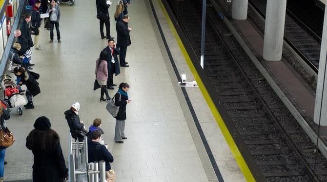 Fahrgäste warten in einem U-Bahnhof in München auf die Züge. In der bayerischen Landeshauptstadt ist am Morgen in mehreren St