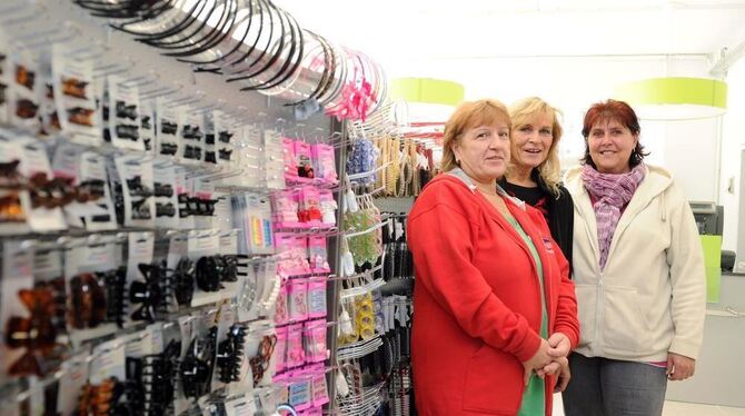 Die ehemaligen Schlecker Verkäuferinnen Karin Meinerz, Annemarie Keller und Bettina Meeh (von links) stehen in Erdmannhausen in