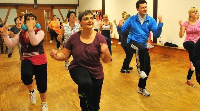 Er macht Sport und merkt es gar nicht: Zumba-Tester Alexander Rabe allein unter Frauen. FOTO: NIETHAMMER