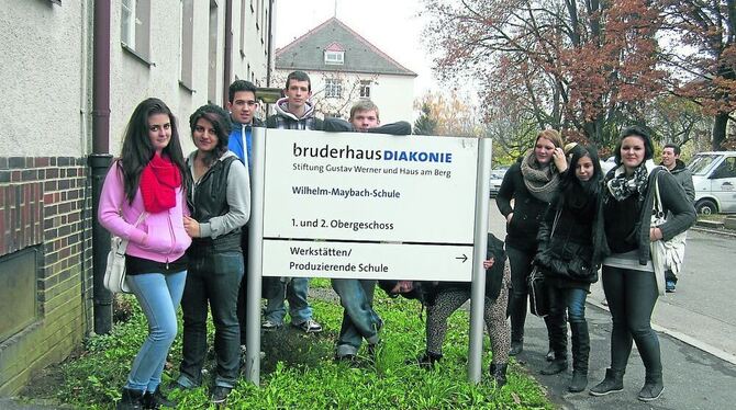 Schüler der Maybach-Schule auf den Spuren des Mannes, der ihrer Schule den Namen gab. FOTO: ZMS