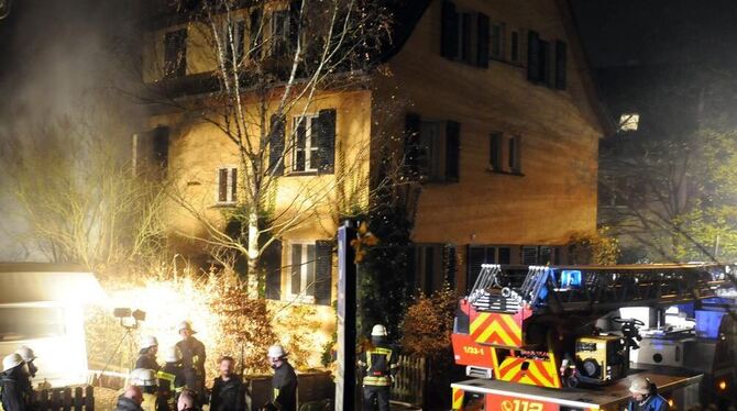 Beim Eintreffen der ersten Polizeistreife schlugen bereits meterhohe Flammen aus dem Fenster und Balkon