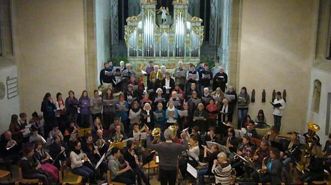 Julia Anna Koch spielt Klarinette im Sinfonischen Blasorchester der Jugendmusikschule Steinlach. Für das GEA-Projekt "Zeitung ma