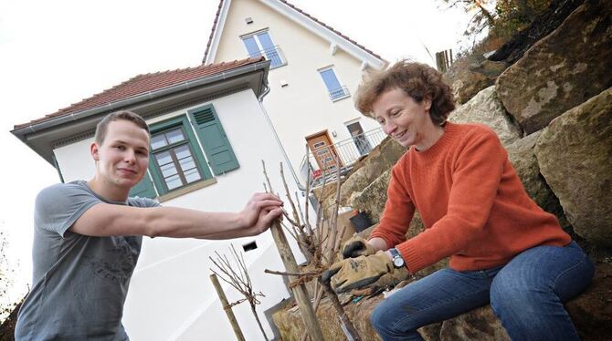 Der Student Marvin Mesenbrock und und die Vermieterin Charlotte Blessing arbeiten in Tübingen gemeinsam im Garten.