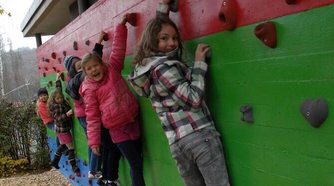 Bouldern macht einfach Spaß, wie den »jungen Damen« anzusehen ist.  GEA-FOTO: KELLER