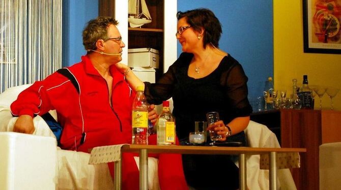 Noch ein Drink? Luis Dominguez und Monja Leibfritz beim Techtelmechtel. FOTO: EBER