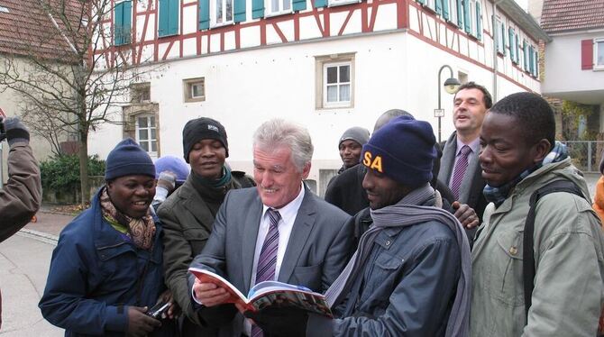 Diese Stelle in der Bachsatzstraße ist im Deutsch-Buch abgebildet: Bürgermeister Joseph Reichert gestern mit den Besuchern. GEA-