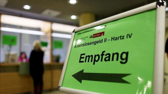 Die Jobcenter haben so viele Strafen gegen Hartz-IV-Empfänger verhängt wie nie zuvor. Foto: Oliver Berg