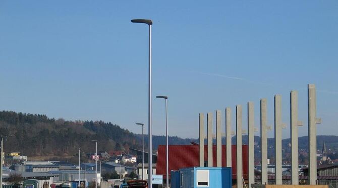 Zwölf LED-Leuchten entlang der Hermann-Staudinger-Straße sorgen im jüngst erschlossenen Erweiterungsteil im Münsinger Industrieg