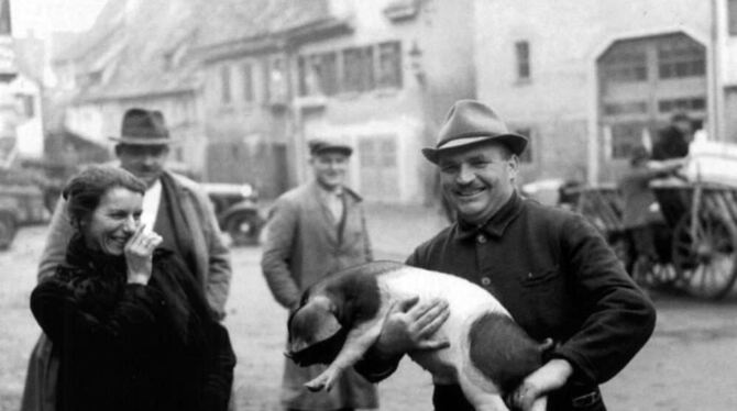 Eine Szene auf dem Tübinger Markt aus dem Jahr 1937.  FOTO: KLEINFELDT