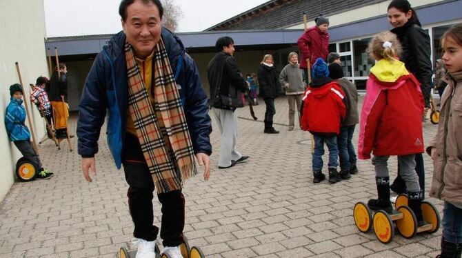 Spaß an Bewegung haben nicht nur die Kleinengstinger Schulkinder, sondern auch die Besucher aus Korea. FOTO: LEIPPERT