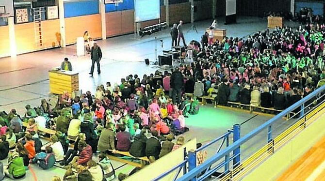 In einer Vollversammlung erfahren Schülerinnen und Schüler des Uracher Graf-Eberhard-Gymnasiums Details über das Projekt »Schule als Staat«. FOTO: ZMS