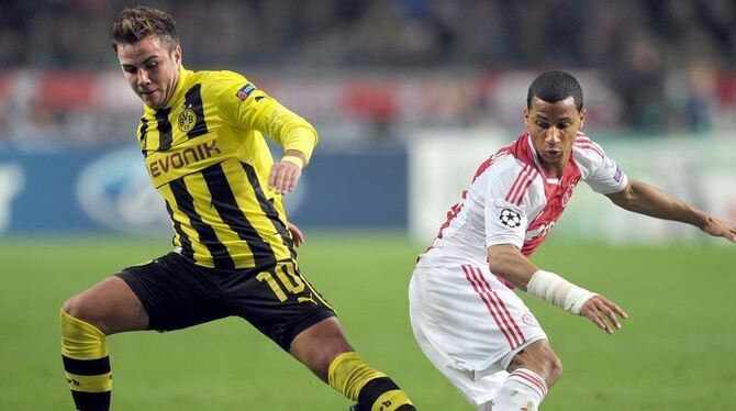 Mario Götze war von Ricardo van Rhijn nicht zu stoppen. Foto: Federico Gambarini