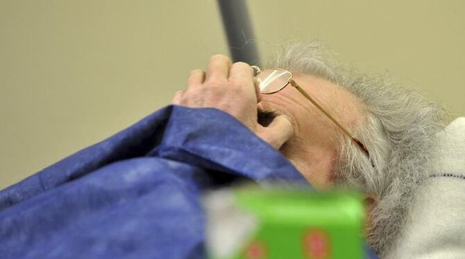 Der wegen Mordes an einem jungem Staatsanwalt Angeklagte liegt in einem Krankenbett im Gerichtssaal. Foto: Frank Leonhardt