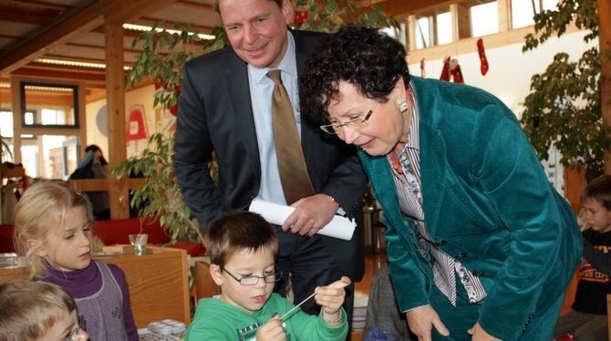 Gerlinde Kretschmann und Dr. Wolfgang Epp lassen sich von Nachwuchsforschern Experimente erklären. FOTO: PR