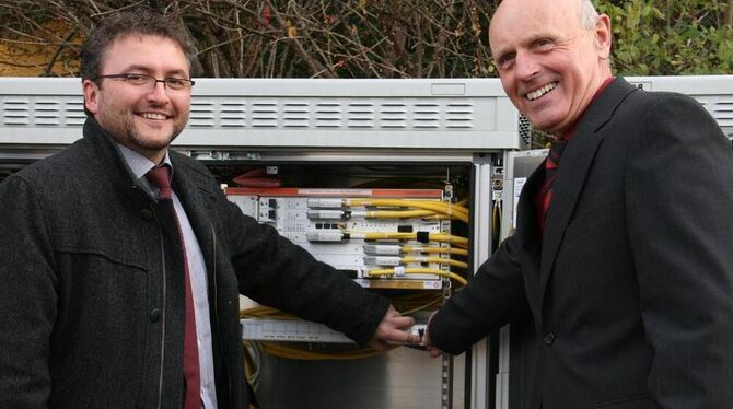 Michael Bulander (links) und Gottlob Heller geben den Startschuss für das schnelle Internet in Talheim.  GEA-FOTO: HAI