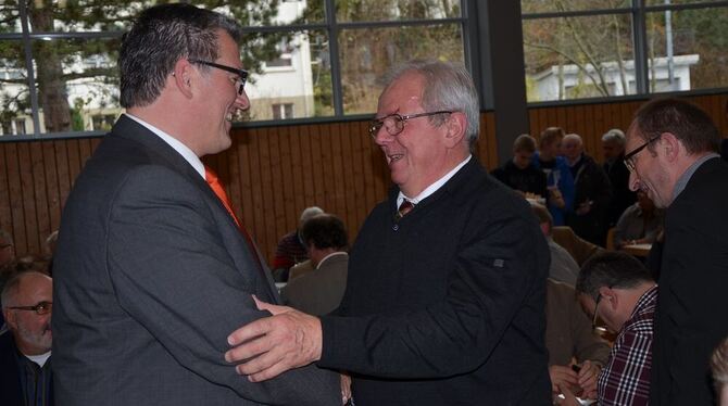 Michael Donth machte beim CDU-Kreisparteitag gleich im ersten Wahlgang das Rennen: 51,6 Prozent der anwesenden CDU-Mitglieder haben ihn gewählt. Sein Römersteiner Parteikollege Helmut Vöhringer gehörte zu den ersten Gratulanten. Foto: Schöbel