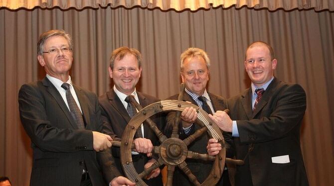 Dieter Hillebrand (von links), Michael Tiefensee und Hubertus-Jörg Riedlinger mit dem neuen Steuermann des Kreisverbands, Andrea