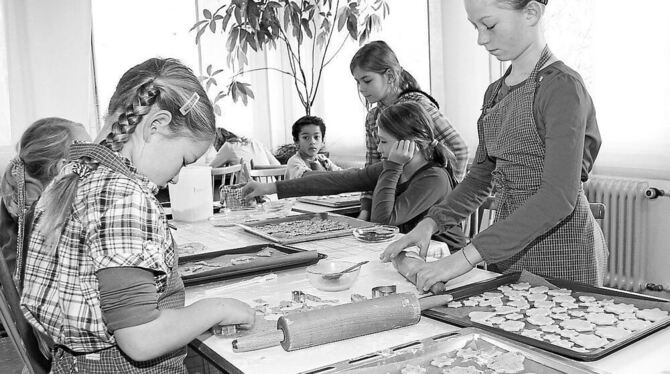 Im Kinderprogramm beim Basar der Bruderhaus-Diakonie wurde eifrig gewerkelt und gebacken. FOTO: KOZJEK