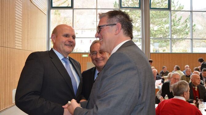 Gratulationen gab es für den frisch gewählten CDU-Bundestagskandidaten Michael Donth (rechts) auch vom Landtagsabgeordneten Karl-Wilhelm Röhm und dem Bundestagsabgeordneten Ernst-Reinhard Beck, dessen Nachfolger Donth wohl werden wird.   GEA-FOTO: SCHÖBEL