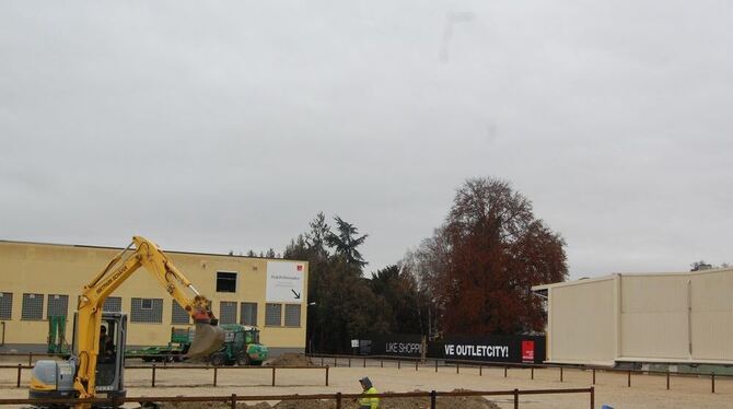 Auf dem G-&-V-Gelände in Metzingen wird vorläufig nichts mehr abgebrochen. Der Bagger ist mit Restarbeiten auf dem provisorischen Parkplatz beschäftigt, wo vor wenigen Monaten Fashion and Music lief. GEA-FOTO: PFISTERER