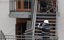 Ein Polizist filmt in Titisee-Neustadt den Treppenaufgang der Behindertenwerkstatt. Foto: Felix Kästle