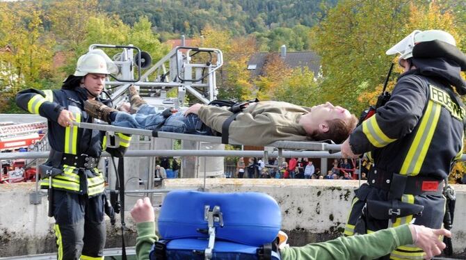 Die Feuerwehren machen sich bei Begehungen und bei Einsatzübungen mit den Örtlichkeiten von Behinderteneinrichtungen in ihrem Einsatzgebiet vertraut. Die Mössinger Gesamtwehr hatte im Oktober die Evakuierung von Menschen mit Handicaps in der Körperbehindertenschule durchgespielt.  GEA-ARCHIVFOTO: MEYER