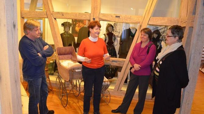 Dorothea  Brenner  (Zweite  von  links) in ihrem Element: Vor Kurzem empfing sie eine Delegation aus dem Freilichtmuseum Beuren. Werner Unseld, Eva Lauk und Christa Wölfel (rechts) ließen sich von der Leiterin des Pfullinger Trachtenmuseums Nachhilfe für die richtige Präsentation von Trachten geben.  GEA-FOTO: SCHÖBEL