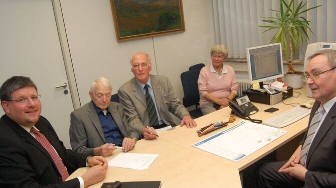 Bei Notar Albrecht Salzer (rechts) haben die Eigentümer Prof. Dr. Wolfgang Voelter und Dr. Ulrich Völter (Zweiter und Dritter von links) mit OB Dr. Ulrich Fiedler das Grundstück ins Stiftungsvermögen eingebracht und den Ex-Pfleghof der Stadt überlassen. FOTO: PFISTERER