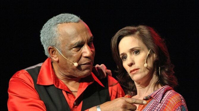 Ron Williams als Harry Belafonte und Maaike Schuurmans als Belafontes Frau Julie in dem Stück von Gerold Theobalt in der Metzinger Stadthalle. FOTO: CBS