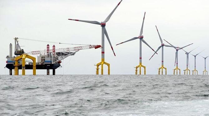 Mit dem Energiepaket kommen Offshore-Windparks die Verbraucher teuer zu stehen. Foto: Ingo Wagner / Archiv 